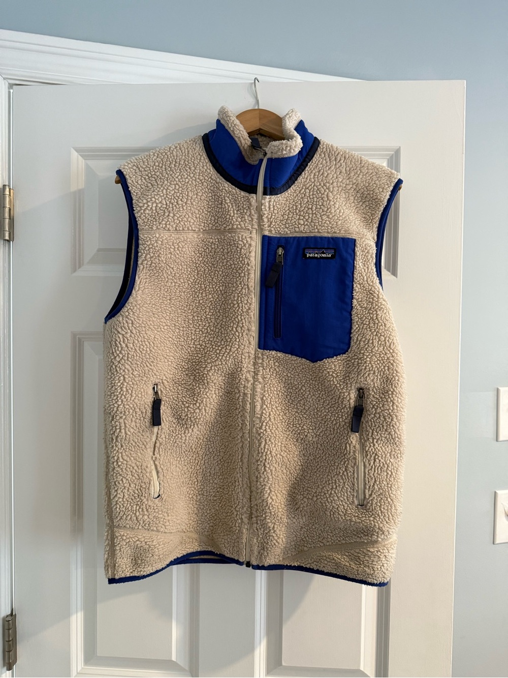 Patagonia men’s Retro Pile Fleece Vest in Cream & Blue size M